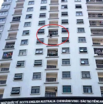 Người phụ nữ rơi từ tầng 9 chung cư sau khi cãi nhau với chồng