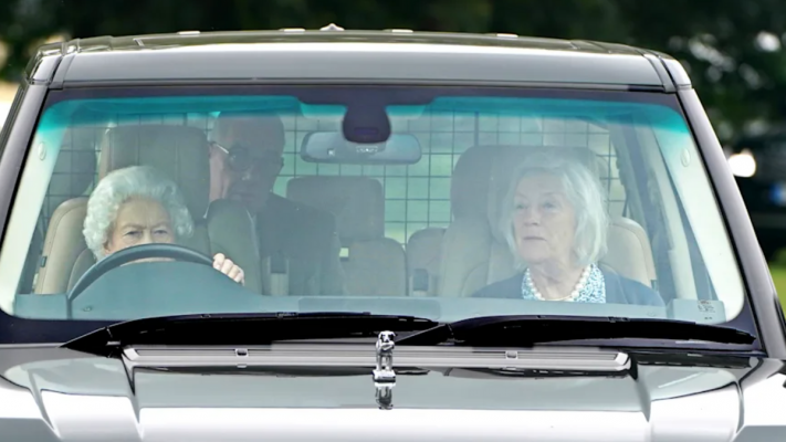 Nữ hoàng Anh 95 tuổi tự lái xe đi xem ngựa